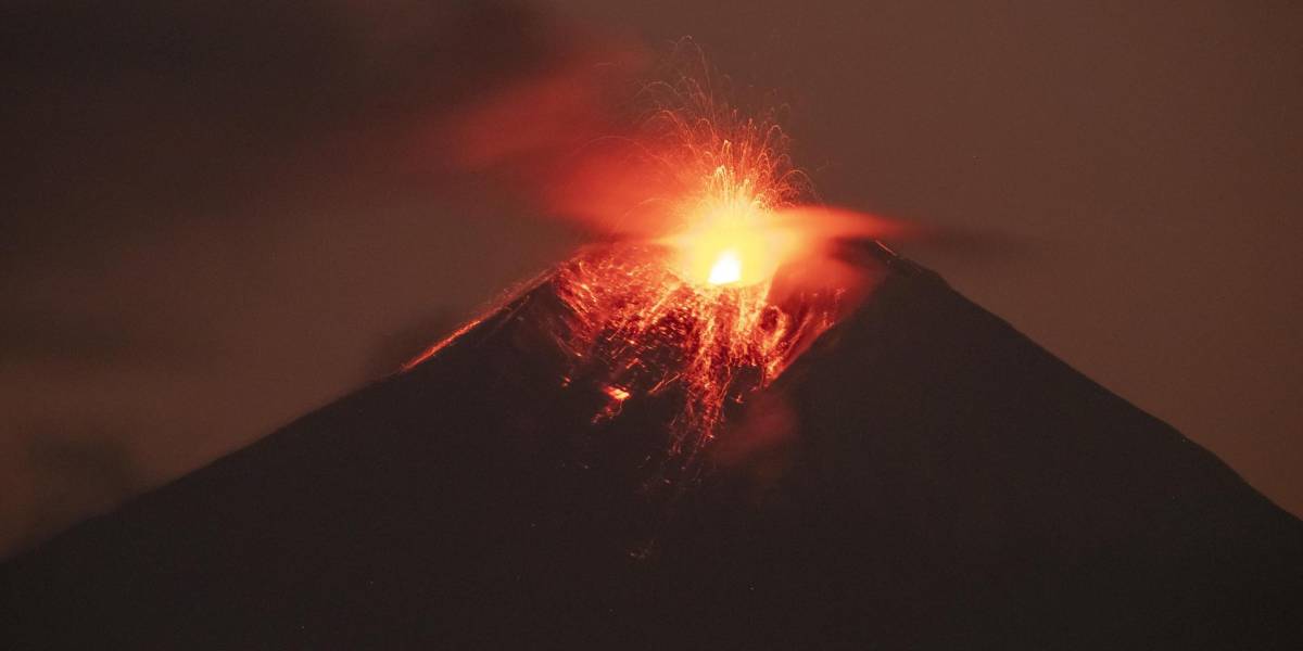 La caída de ceniza del volcán Sangay continúa en Guamote, Alausí y Riobamba