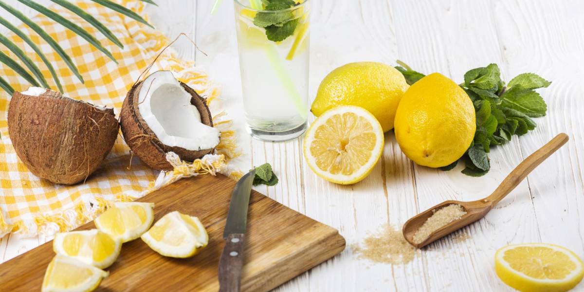 ¿Para qué sirve beber agua de coco con limón y con qué frecuencia debe consumirse?