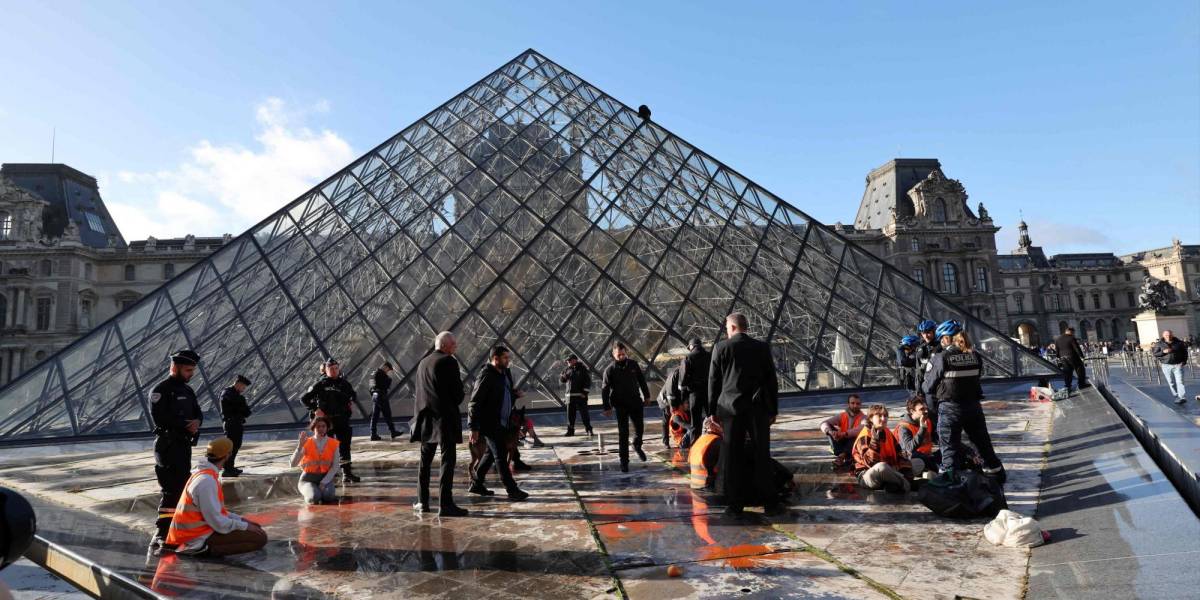Unos activistas climáticos atacan la pirámide del Museo del Louvre, en París
