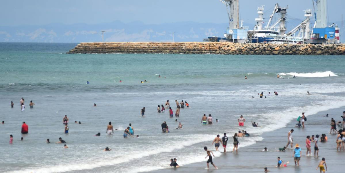 20 playas de Ecuador tendrán nivel de amenaza alta por oleaje