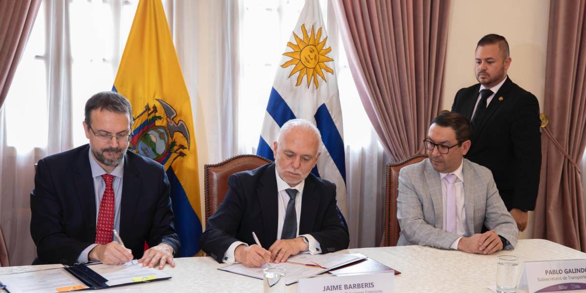 Ecuador y Uruguay firman un convenio de cielos abiertos para operar rutas directas