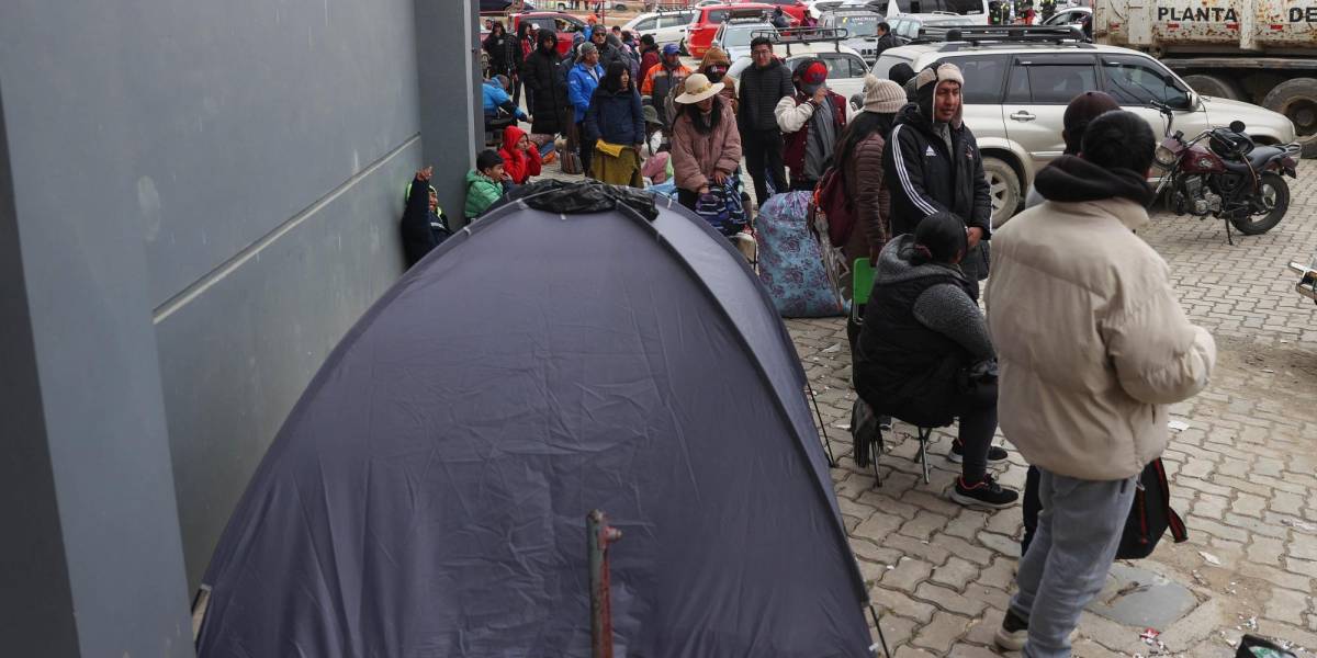 Bolivianos duermen afuera del estadio para conseguir una entrada para el partido contra Colombia en Eliminatorias