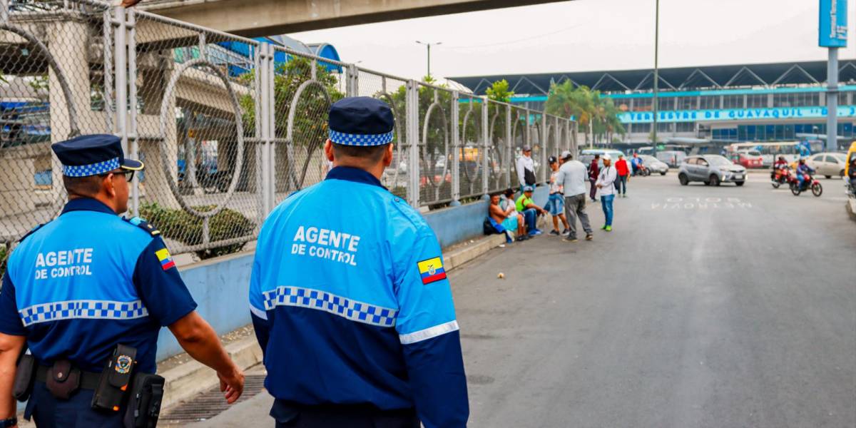 Agentes municipales retiran a vendedores informales de los centros de matriculación de Guayaquil