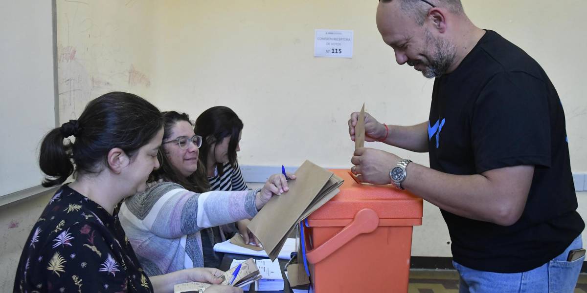 Uruguayos acuden a los centros de votación para las elecciones presidenciales y parlamentarias