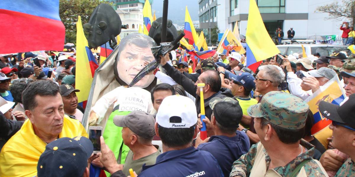 Juicio político a Guillermo Lasso: simpatizantes del Presidente se reúnen cerca de la Asamblea Nacional