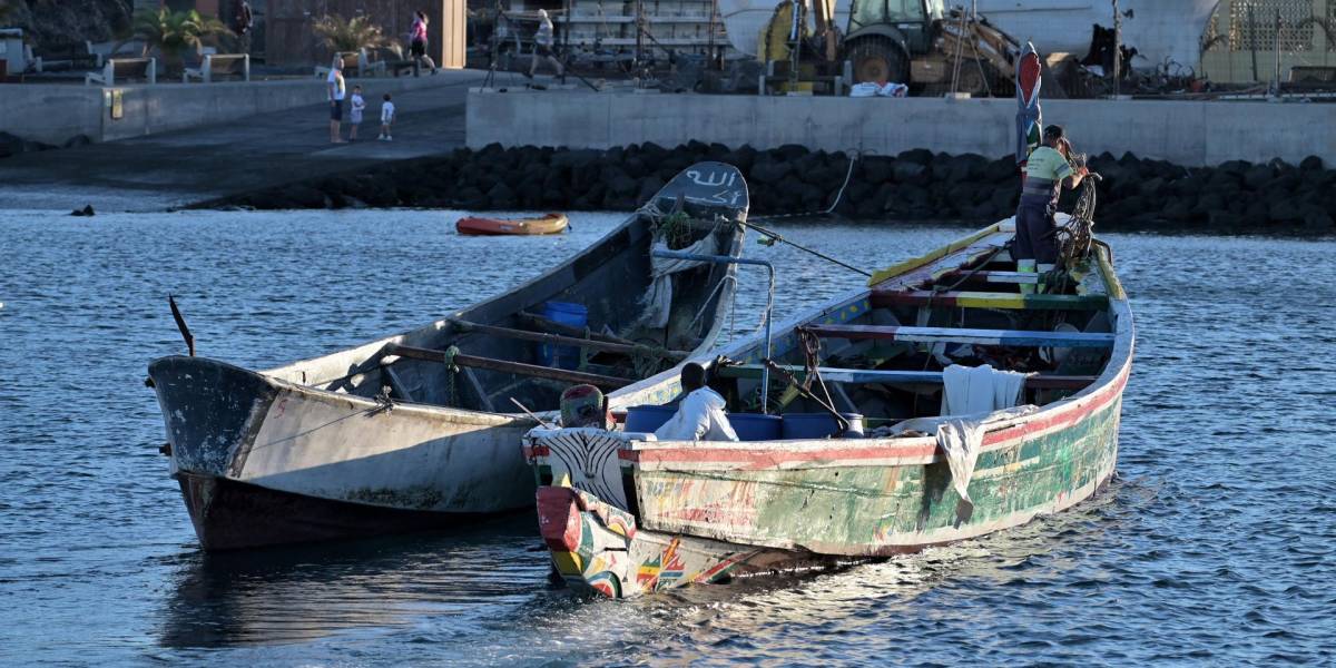 Al menos nueve migrantes muertos y 50 desaparecidos tras volcar su barca en las Islas Canarias de España