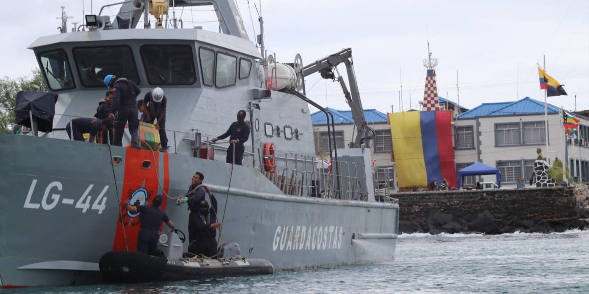 La lancha que interceptó un semisumergible con droga en Galápagos fue rescatada tras su naufragio