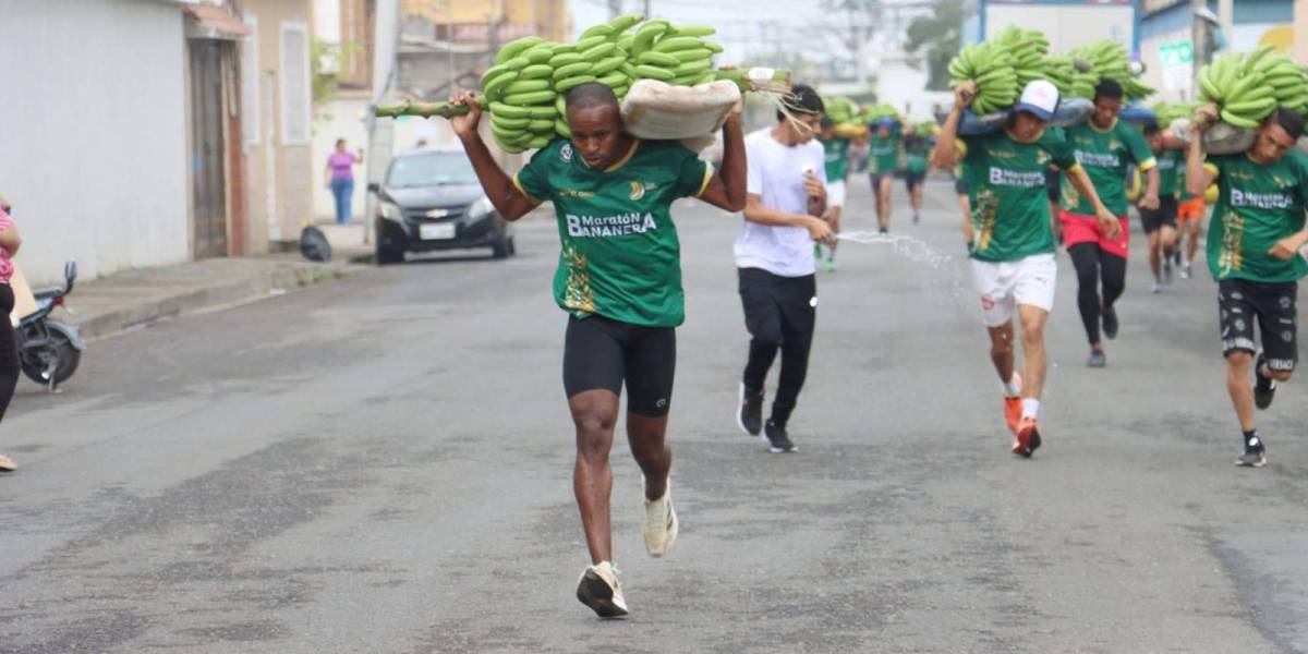 Machala acogió la maratón del bananero, donde los competidores cargan racimos de 50 libras