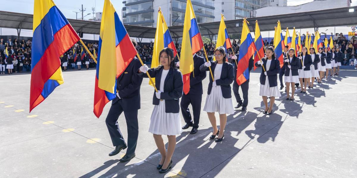 El Juramento a la Bandera se posterga en todos los colegios de Quito a causa de los incendios