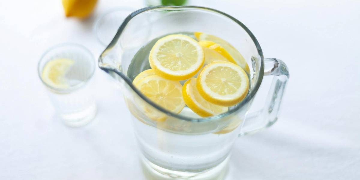 Estos son los cinco beneficios de tomar agua con limón en ayunas, según una nutricionista