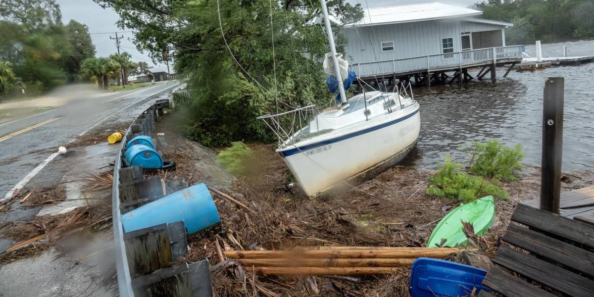 El huracán Idalia deja cortes de energía y calles inundadas tras su paso por Florida, Estados Unidos