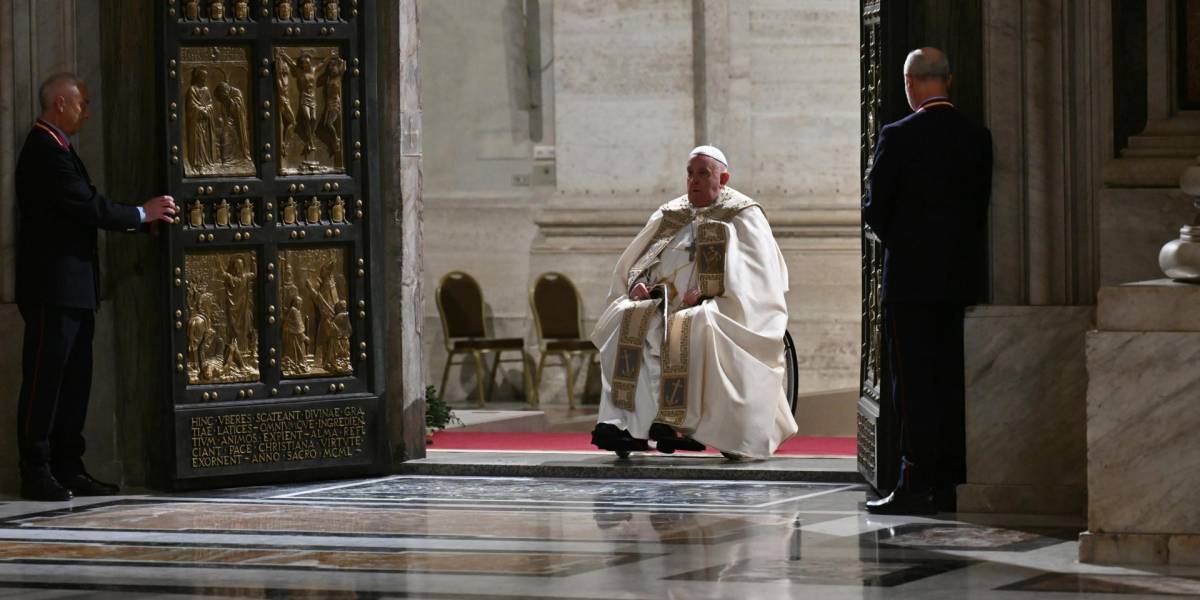 El papa Francisco abre la Puerta Santa de la basílica de San Pedro y da inicio al Jubileo.