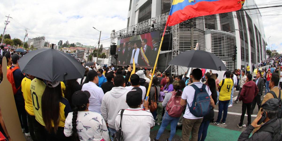 Quito: la masiva concurrencia de gente dejó una alta cantidad de desperdicios en las inmediaciones del Palacio Legislativo