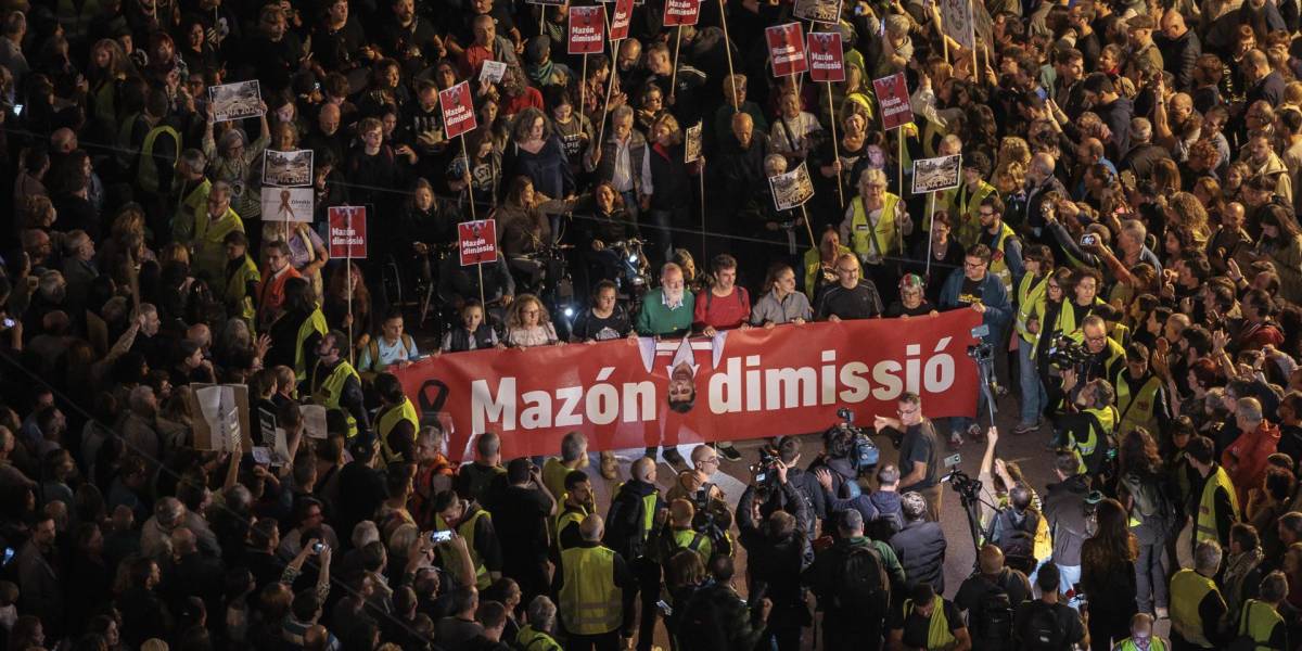 Miles de personas toman las calles de Valencia en protesta por la gestión de la Dana