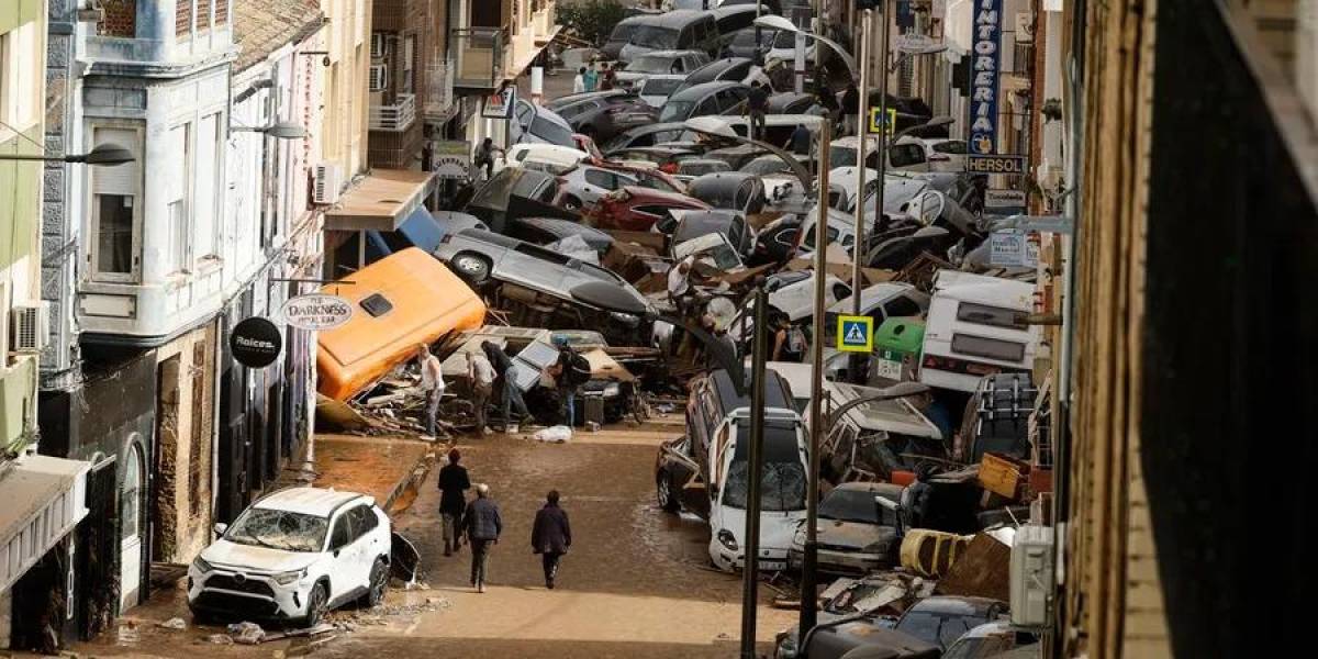 Valencia: migrantes de Ecuador y Colombia se movilizan en redes para localizar a afectados por temporal