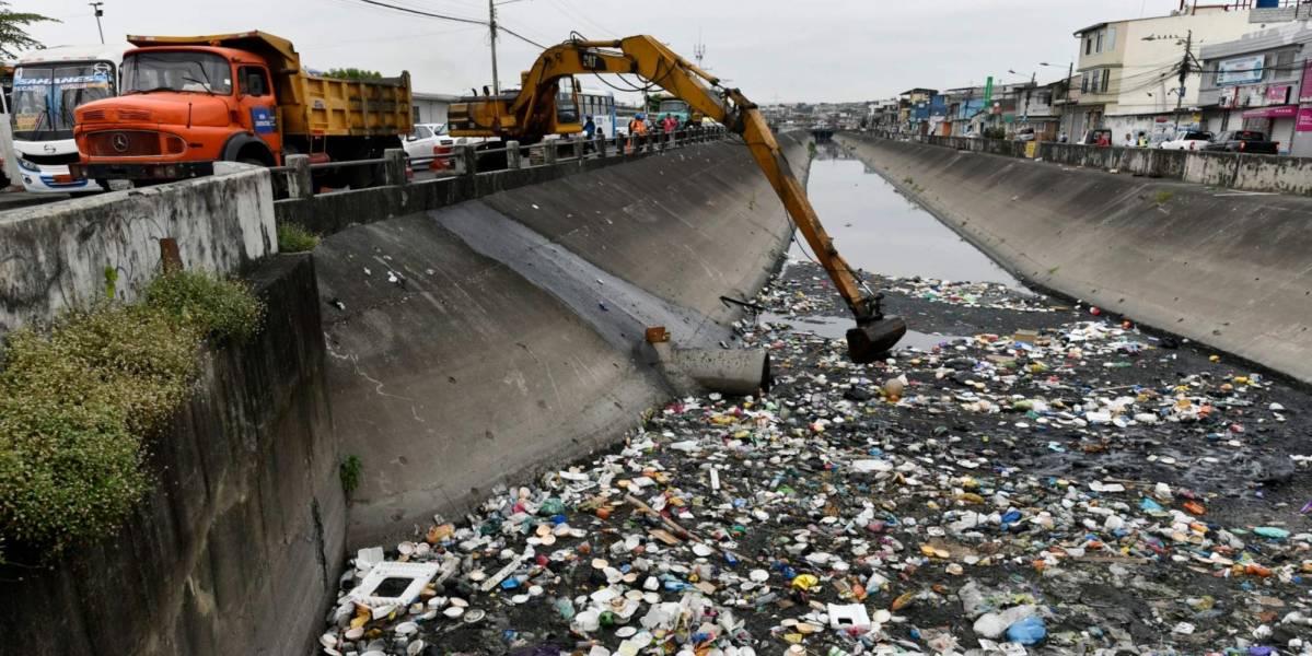 120 toneladas de basura y sedimento fueron recogidas en un canal de Las Orquídeas, en el norte de Guayaquil