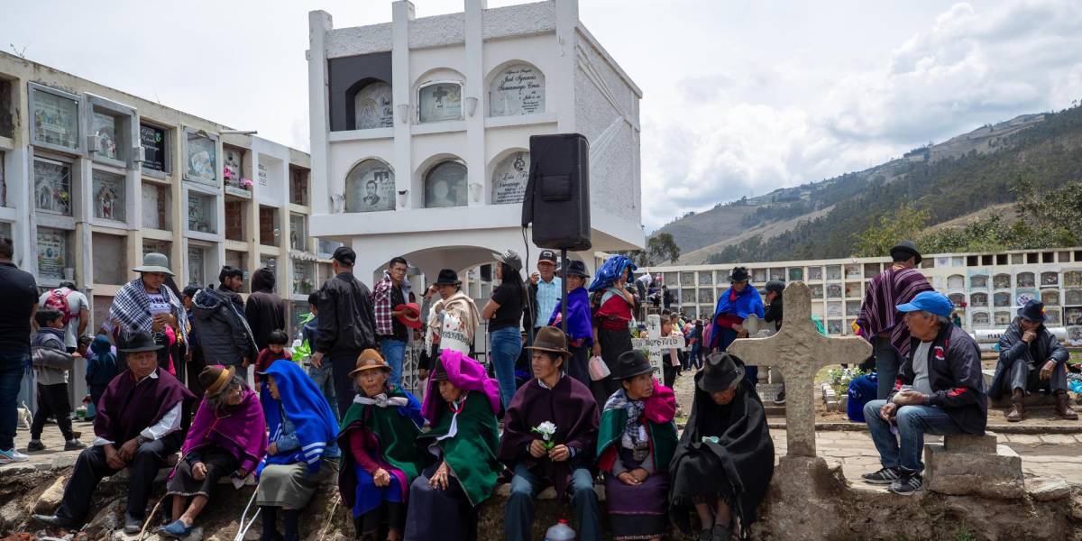 Miles de ecuatorianos celebran el Día de los Difuntos en cementerios con comidas y rituales ancestrales