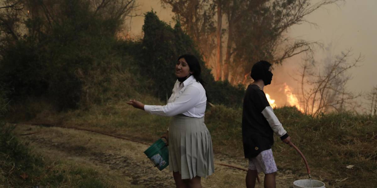 Incendios forestales en Quito causan heridos y obligan a evacuar a más de 100 familias