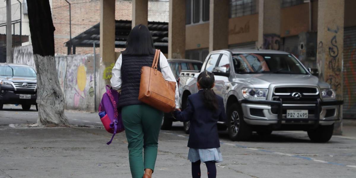 32 instituciones educativas tendrán clases virtuales por los incendios forestales en Quito este 6 de septiembre