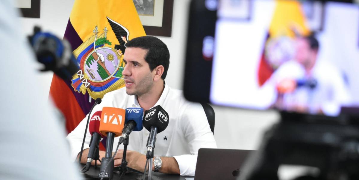 Ecuador: El ministro Roberto Luque enfrenta crisis energética y vial al mismo tiempo