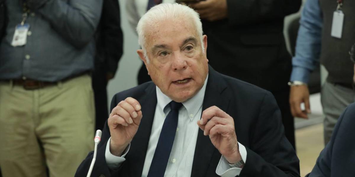 El juicio político contra el exministro Fernando Santos no fue calificado en la Comisión de Fiscalización
