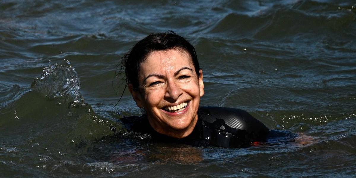 La alcaldesa de París se baña en el río Sena a nueve días de los Juegos Olímpicos 2024