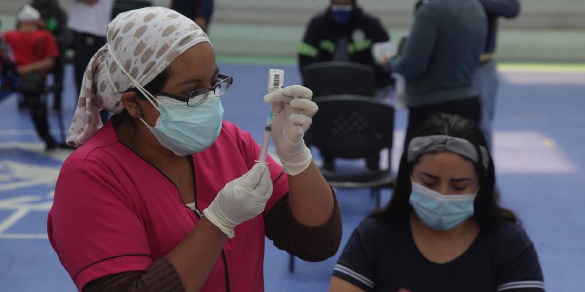 Ecuador debe aplicar 140.000 vacunas al día para alcanzar meta de inmunización