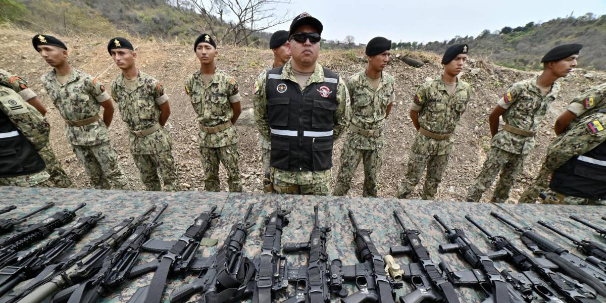 Los militares comienzan a equiparse con armas incautadas al crimen organizado