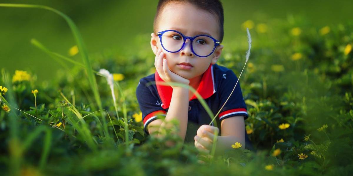 La luz solar, un aliado clave en la prevención de la miopía en niños