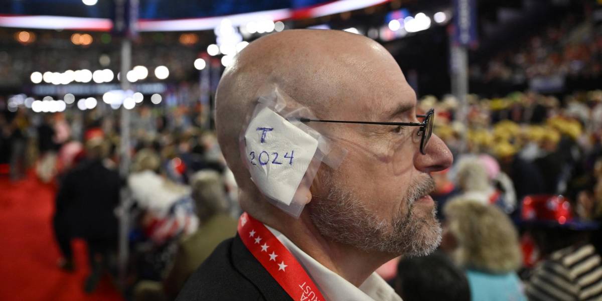 Los republicanos muestran su respaldo a Donald Trump usando parches en sus orejas