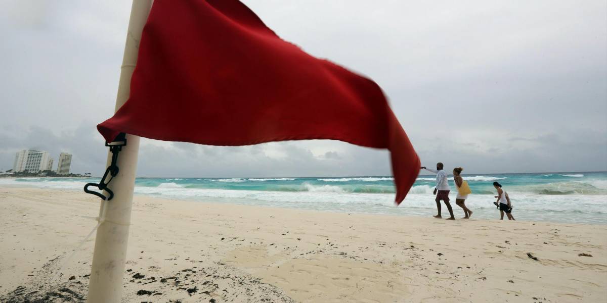 Helene se convierte en un huracán categoría 2 y amenaza la costa de Florida, Estados Unidos