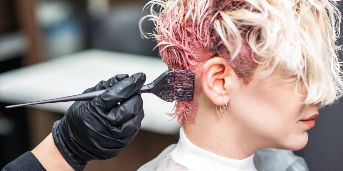 Una mujer empieza a ver borroso tras teñirse el pelo con un tinte con aminas aromáticas