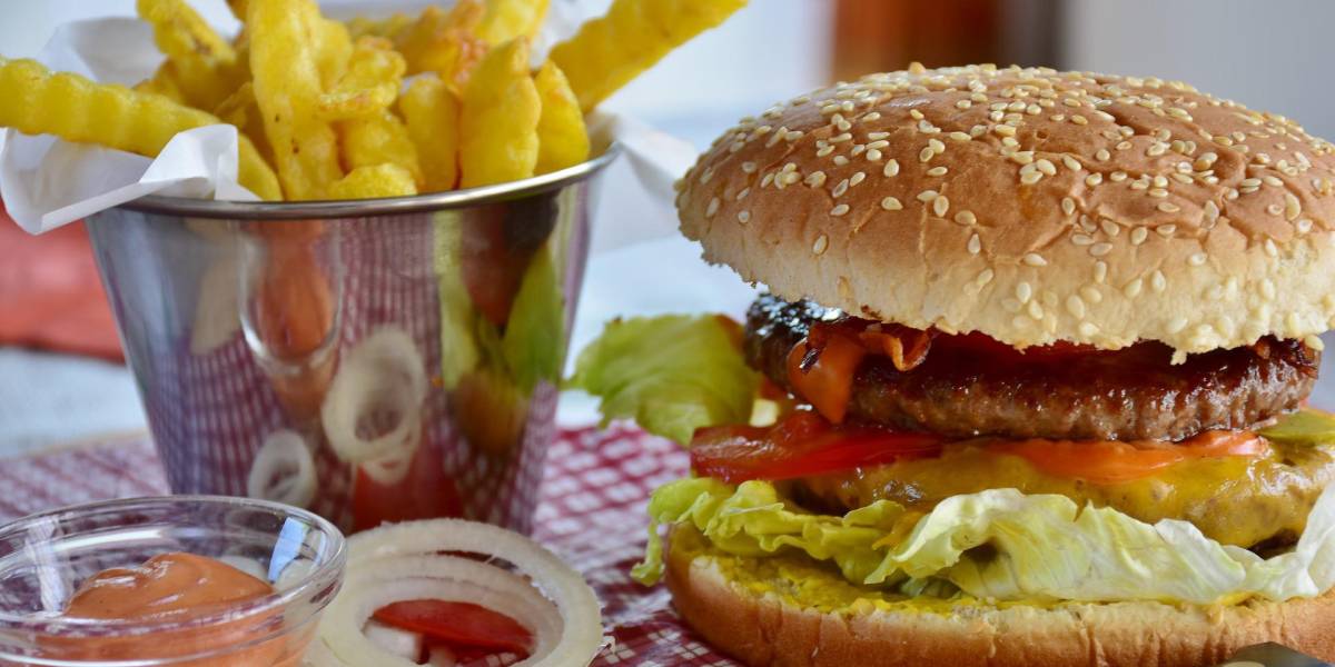 Empleados de un reconocido local de comida rápida renuncian a mitad de la jornada