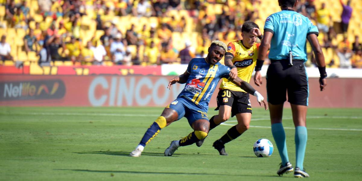 Un jugador de Delfín SC reclamó al árbitro por favorecer a Barcelona SC