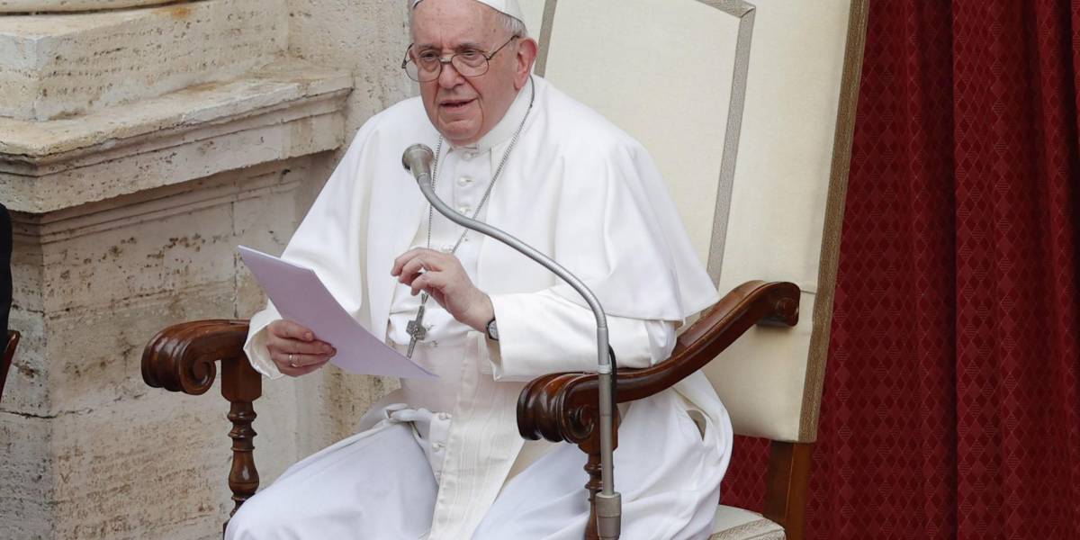 El papa Francisco es operado hoy en Roma por un problema de colon