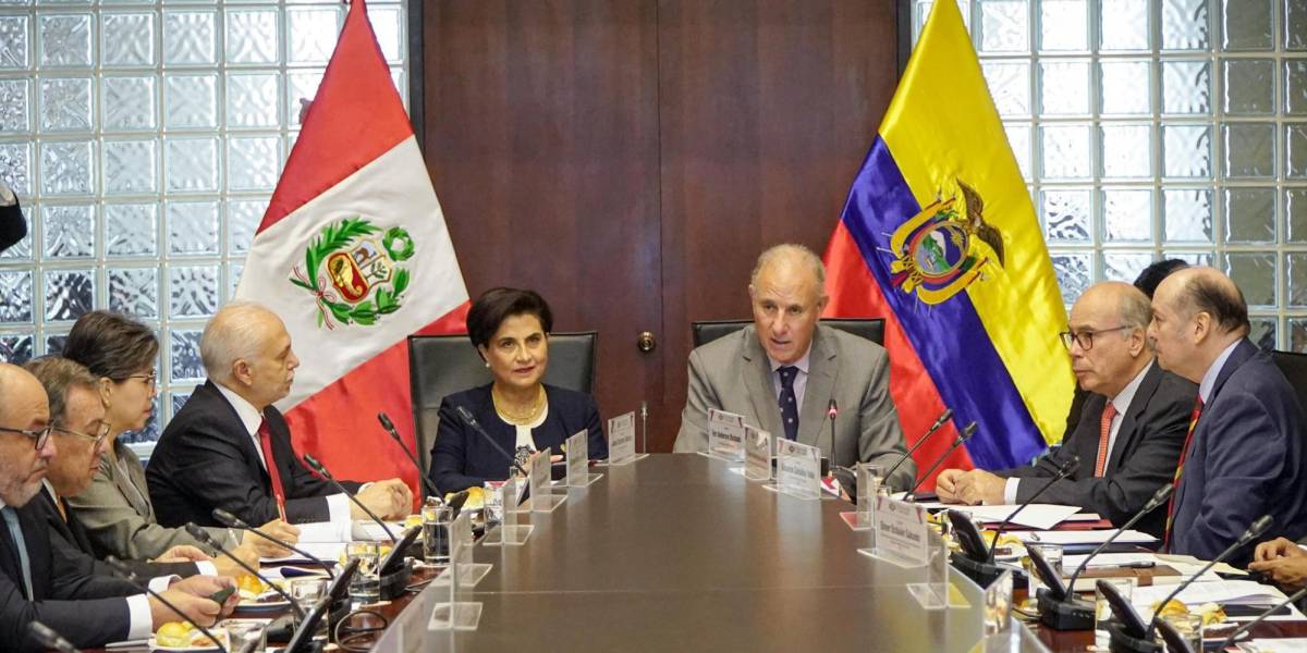 Foto de Gabriela Sommerfeld, canciller de Ecuador, junto a