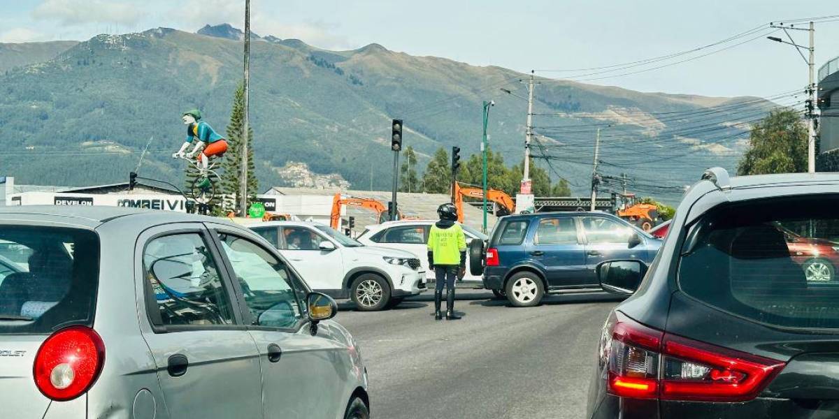 Quito | Los trabajos en vías y semáforos apagados por los cortes de luz complican el tránsito vehicular