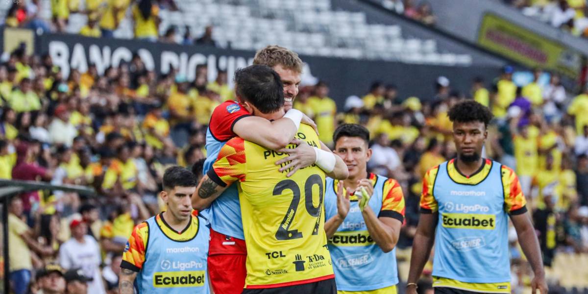 Octavio Rivero, delantero de Barcelona SC, celebró su gol con Javier Burrai