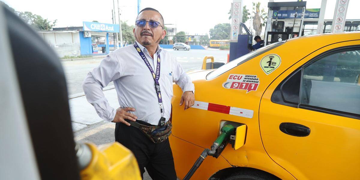 Taxistas forman largas filas para abastecerse de gas en estaciones de Guayaquil