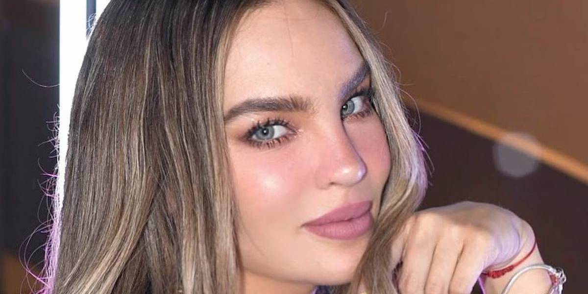 Belinda se cae en pleno desfile de moda en París y Anitta tuvo que ayudarla