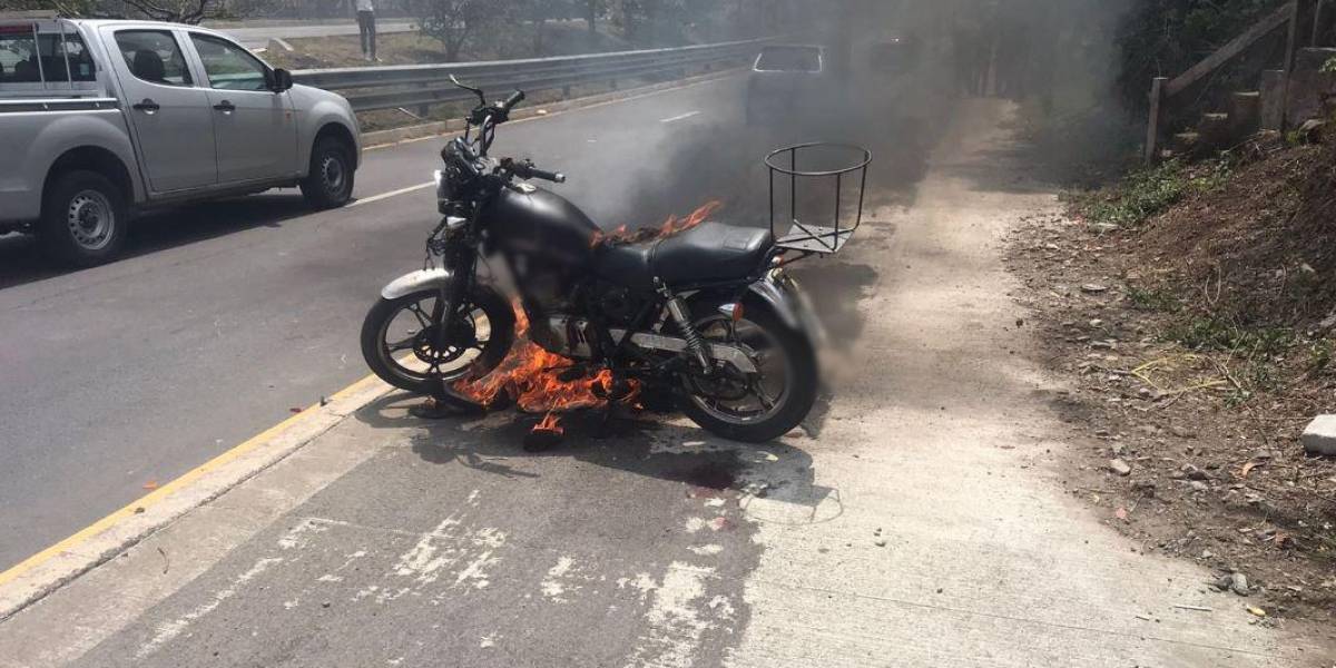 La ciudadanía quemó la motocicleta de dos presuntos asaltantes en la Ruta Viva