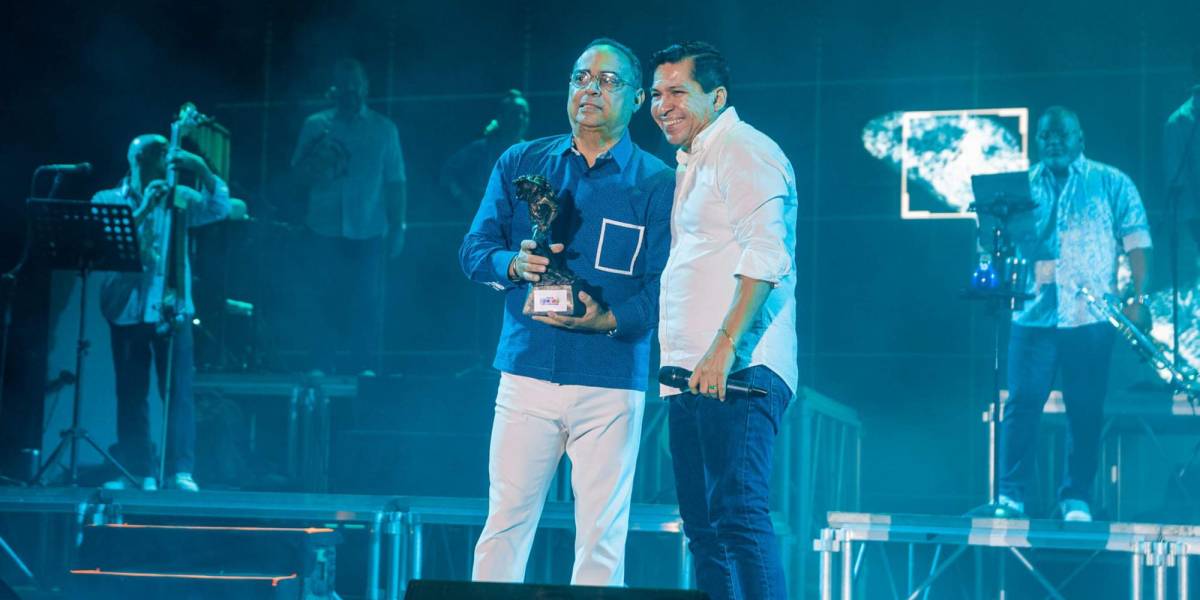 Gilberto Santa Rosa, incómodo por la forma en que el alcalde de Machala le entregó un premio