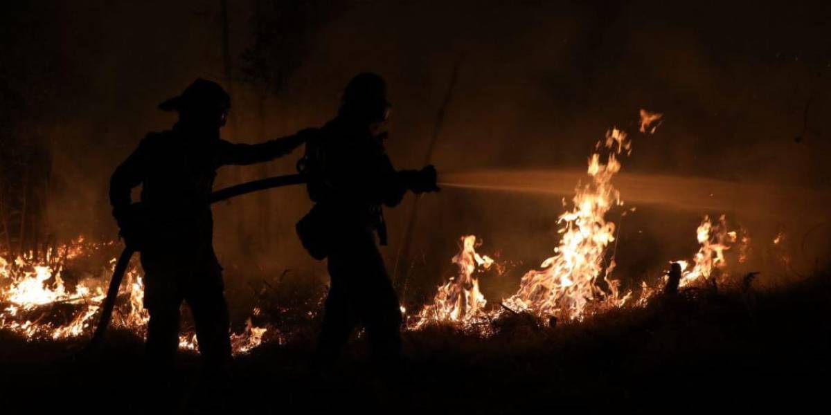 Quito | Los bomberos luchan por controlar un incendio forestal en El Quinche; el del Ilaló fue apagado