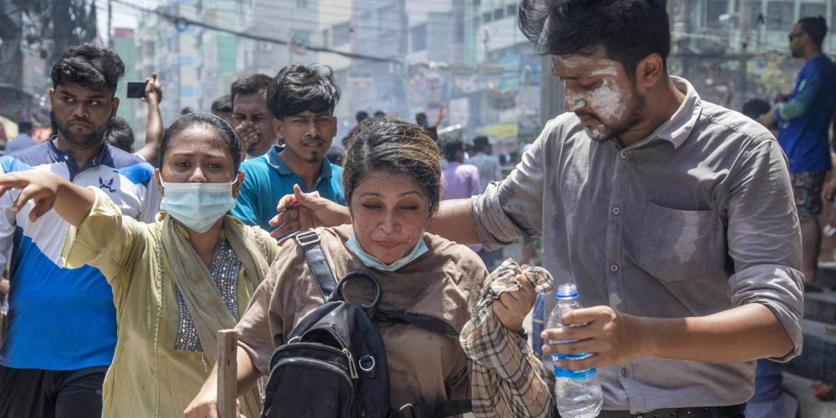 Toque de queda y orden de disparar intentan contener las mortales protestas en Bangladesh