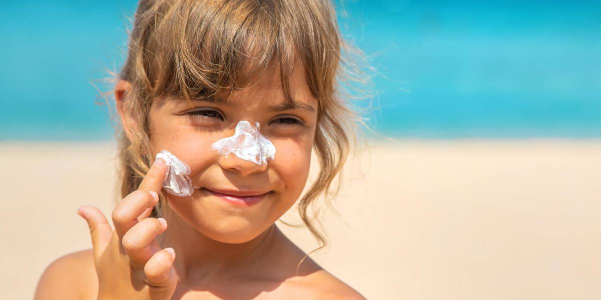 Así puede proteger del sol a los niños en este regreso a clases