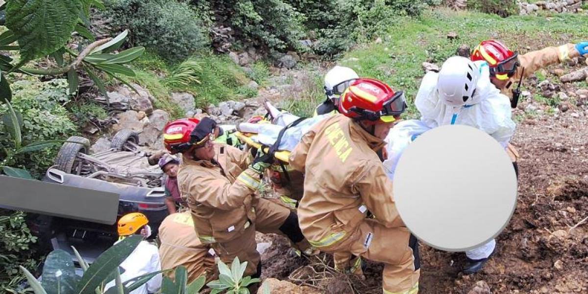 Un auto cayó a una quebrada en la vía Cuenca-Molleturo y dejó dos personas heridas