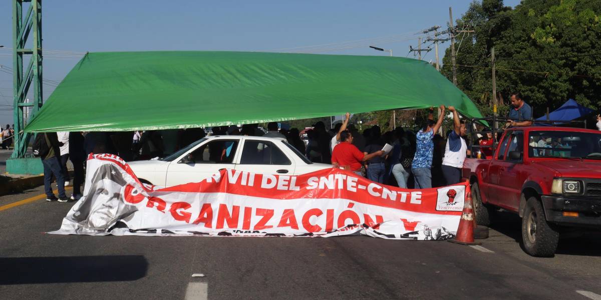 Maestros del sindicato disidente de México bloquean carreteras de la frontera sur