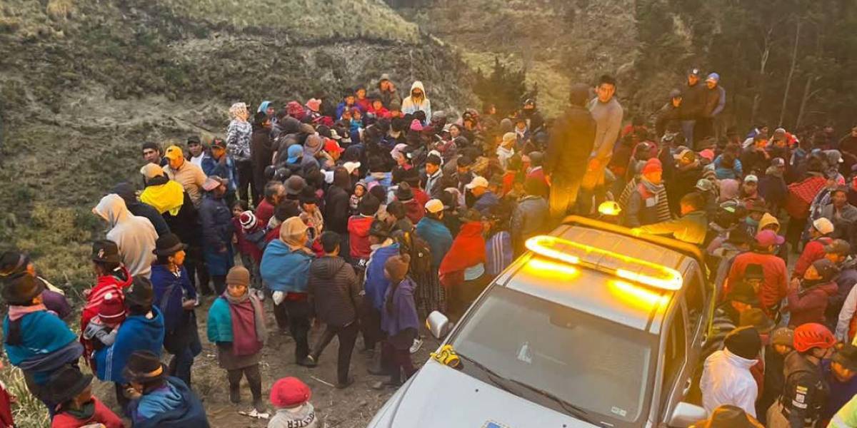 Cinco fallecidos y cuatro heridos después de que una camioneta cayera a un barranco, en Ambato