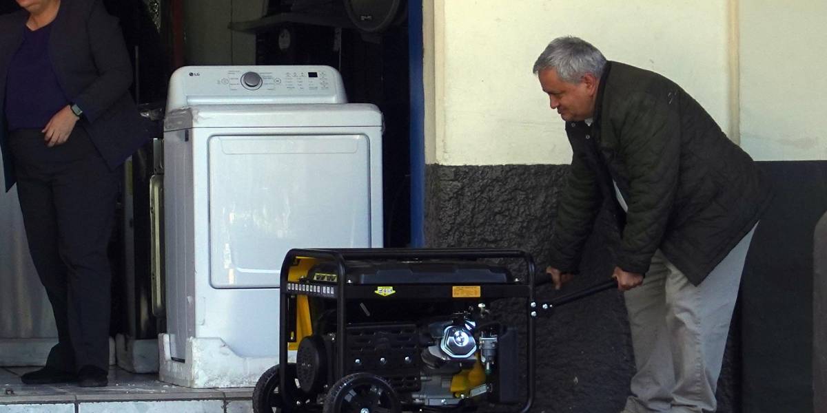 Cortes de luz en Cuenca locales compraron generadores de energía.