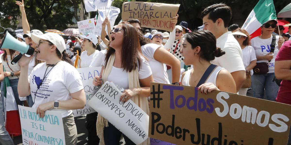 Mexicanos protestan contra el plan de López Obrador de designar jueces mediante elección popular